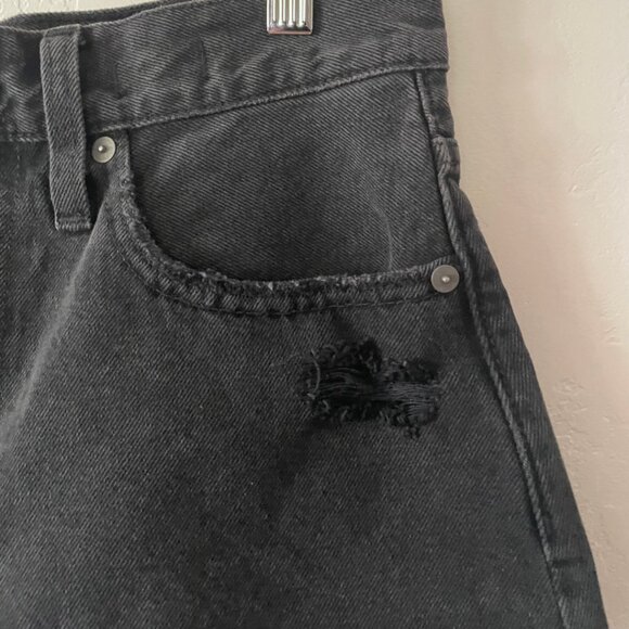 MADEWELL The Mom Jean Short in Distressed Black | Size 27 - Picture 3 of 7